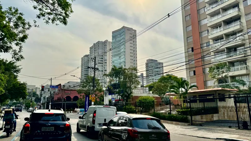 Avenida Braz Leme, com circulação urbana e edifícios na Zona Norte