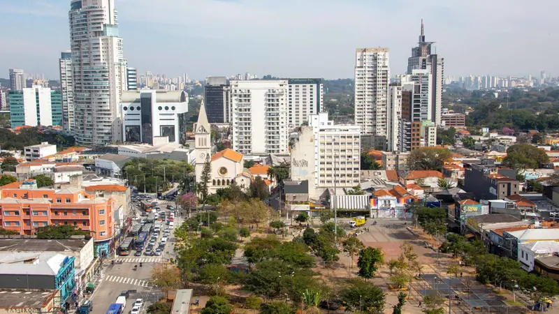 Vista aérea de Pinheiros, com Largo da Batata e Igreja Nossa Senhora de Monte Serrate